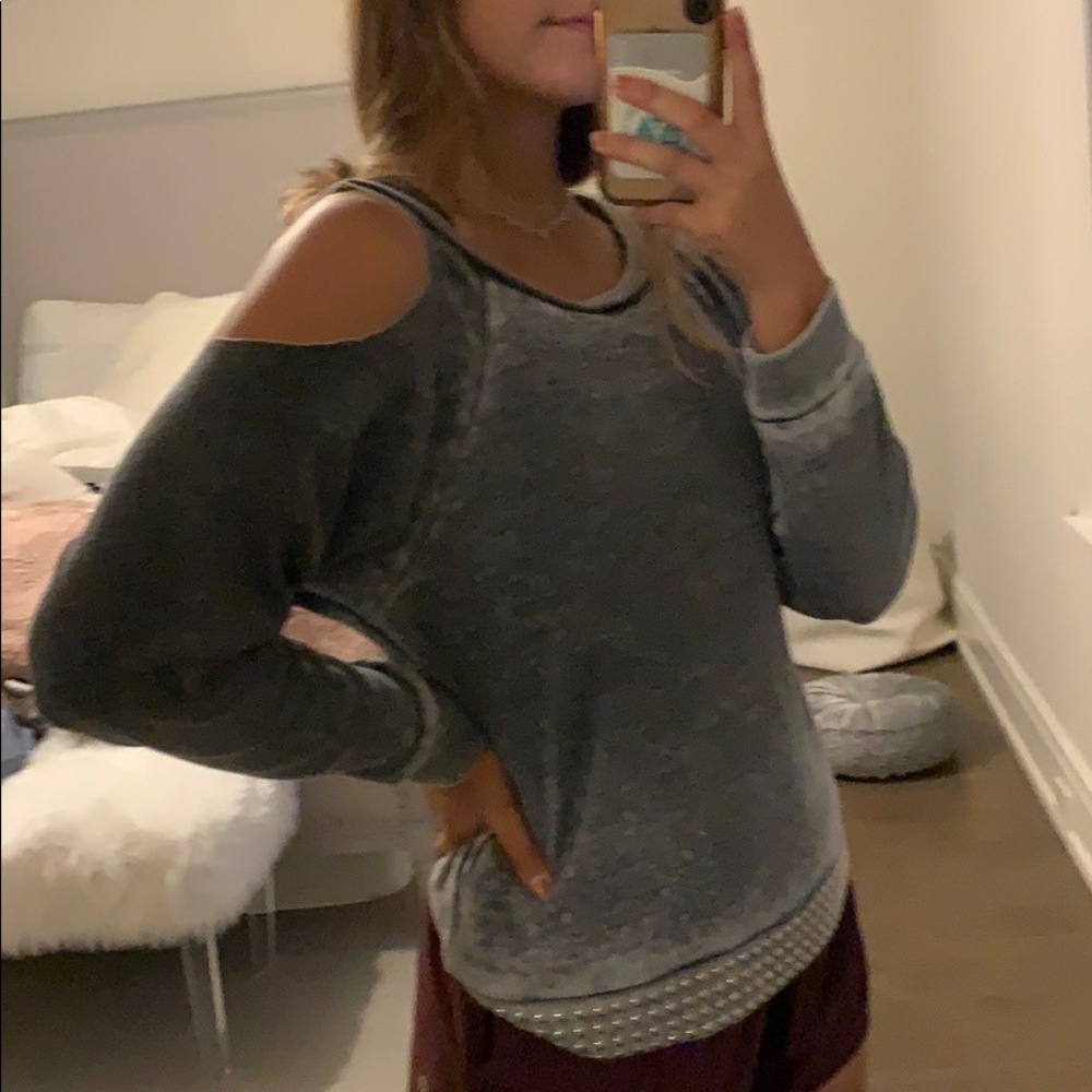 Grey shirt with shoulder cutouts